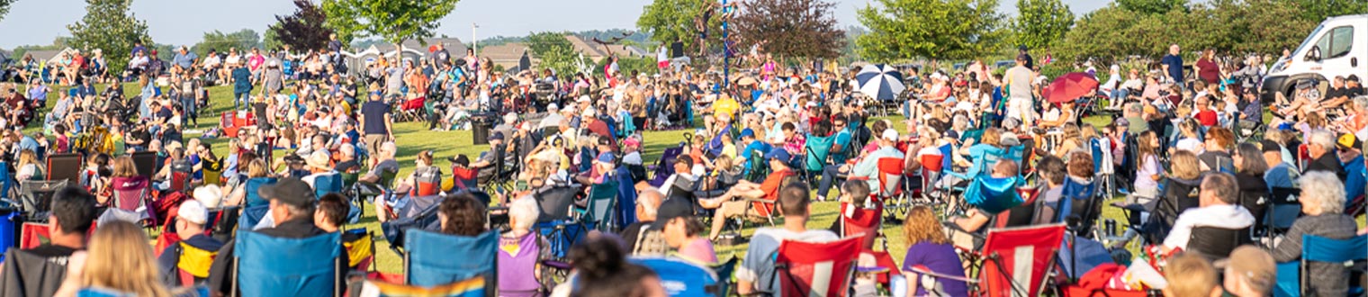 Image of the crowd at Marion by Moonlight hosted by Farmers State Bank in Iowa