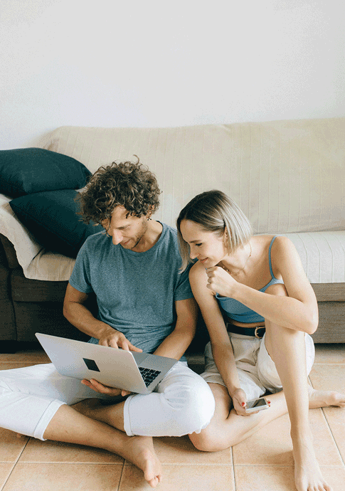 Couple looking at FSB's financial resources on a computer